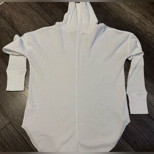 Never worn aritzia babaton waffle turtle neck!!